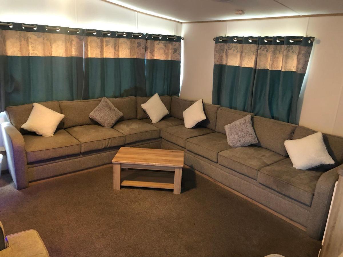 Classy Caravan With Ample Space Бембридж Экстерьер фото