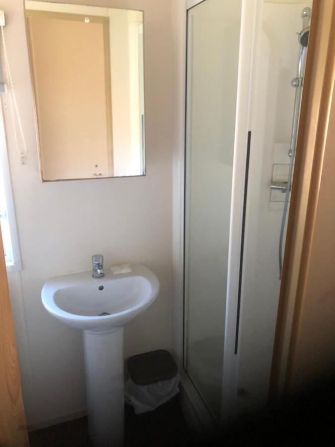 Classy Caravan With Ample Space Бембридж Экстерьер фото