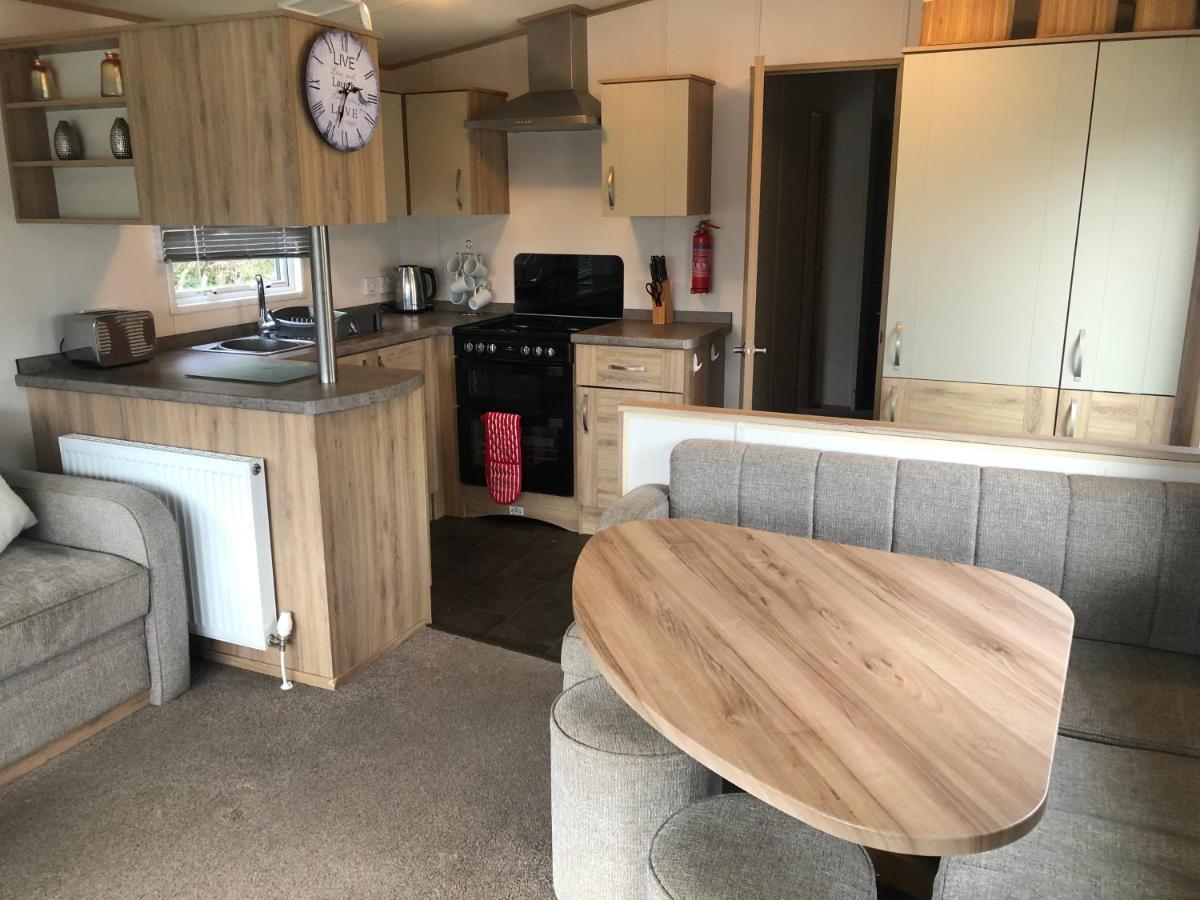 Classy Caravan With Ample Space Бембридж Экстерьер фото