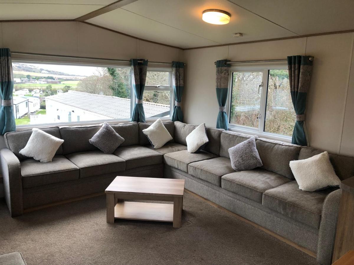 Classy Caravan With Ample Space Бембридж Экстерьер фото