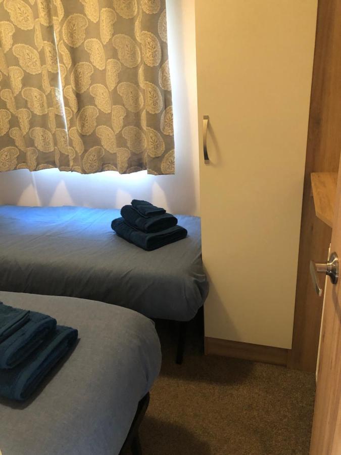 Classy Caravan With Ample Space Бембридж Экстерьер фото
